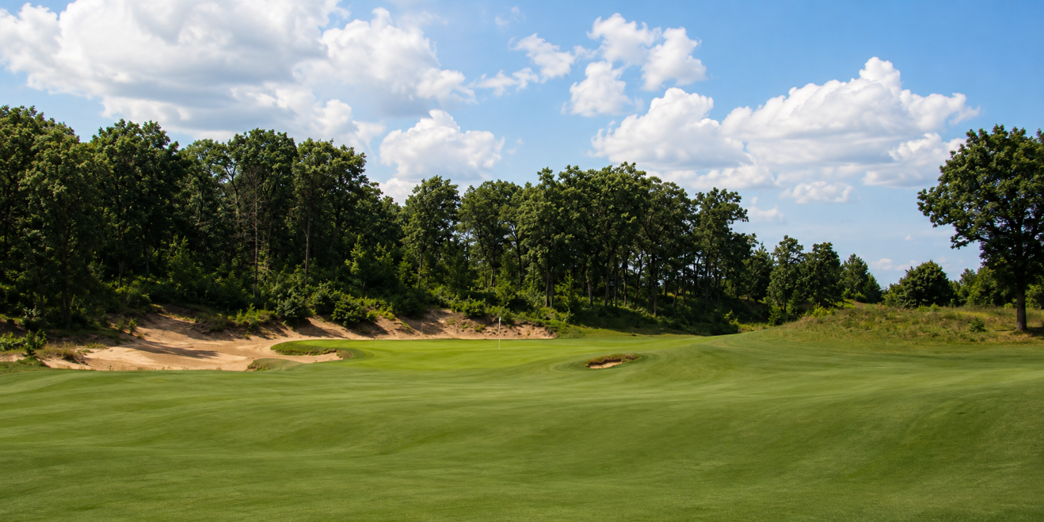 The approach on the long par-4 9th Hole. Just look at the width of that fairway!